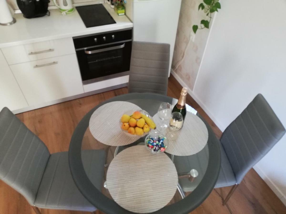 Bond With Private Parking Apartment Zadar