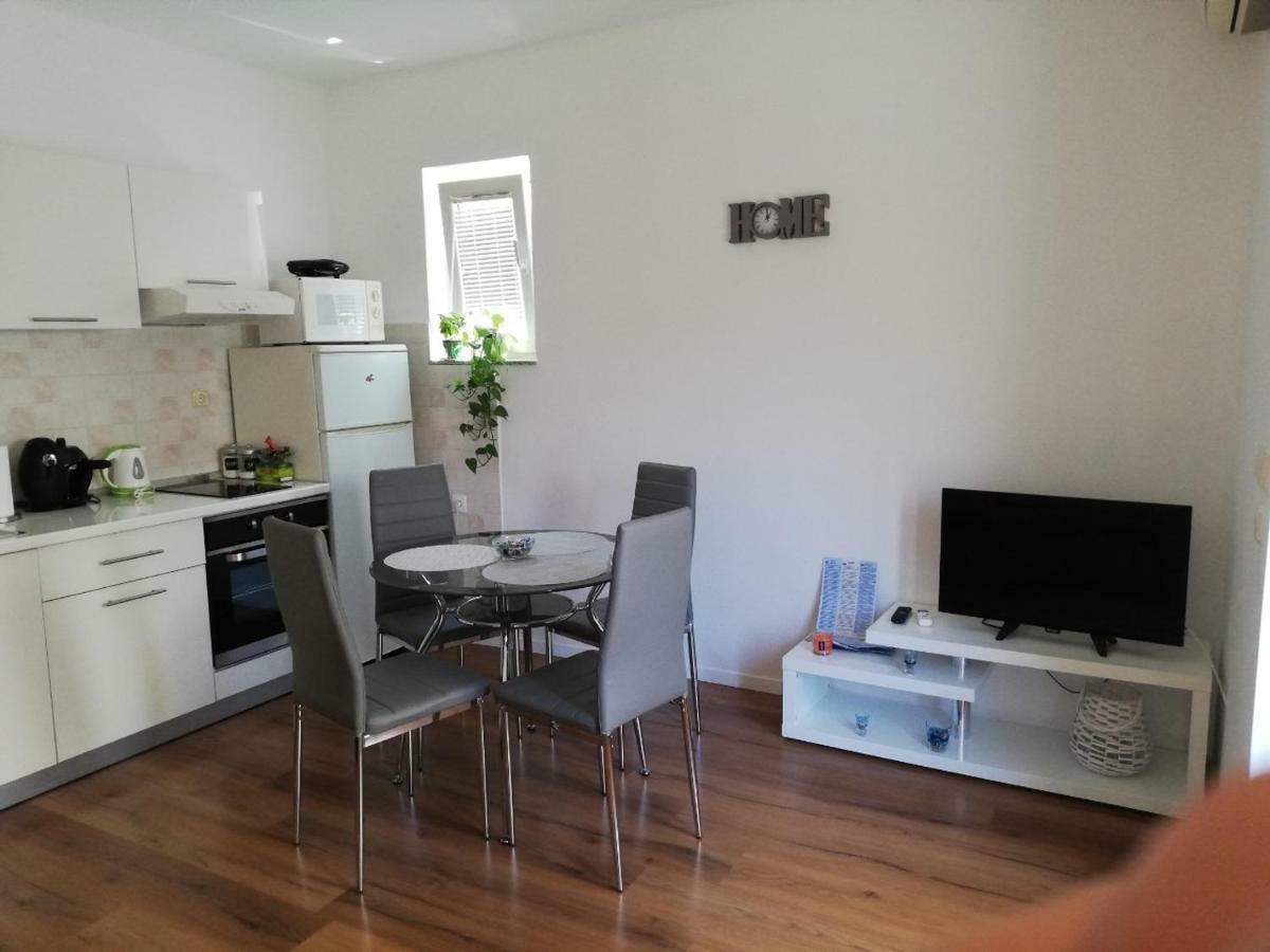 Bond With Private Parking Apartment Zadar