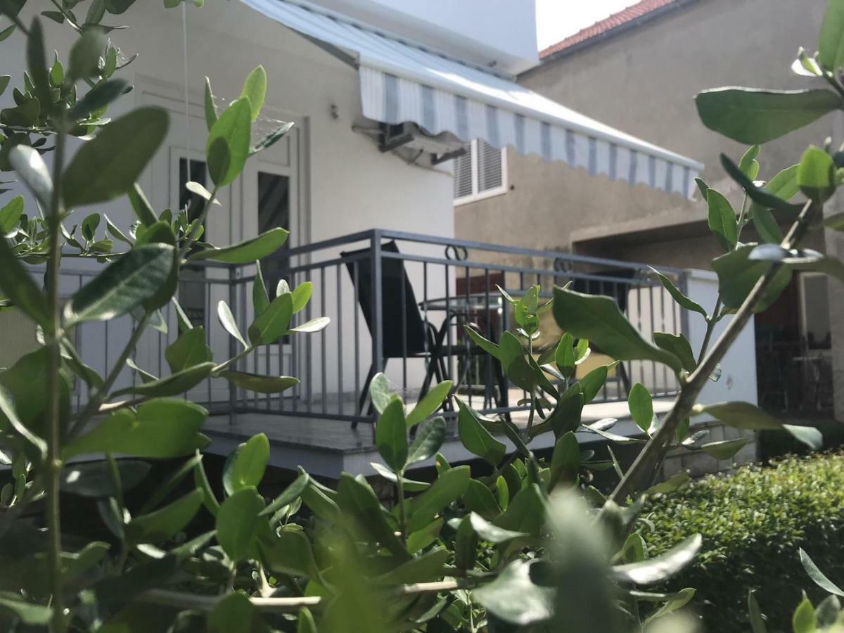 Bond With Private Parking Apartment