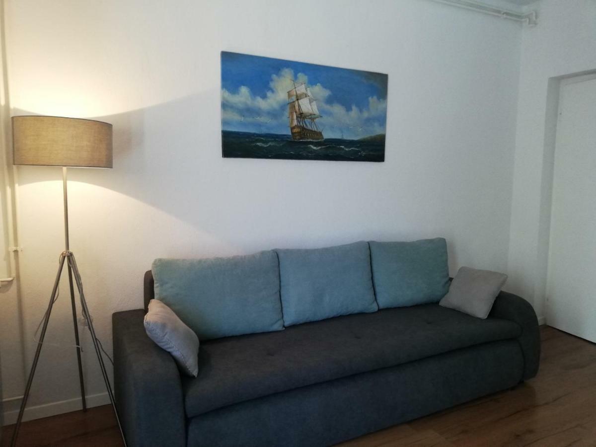 Bond With Private Parking Apartment